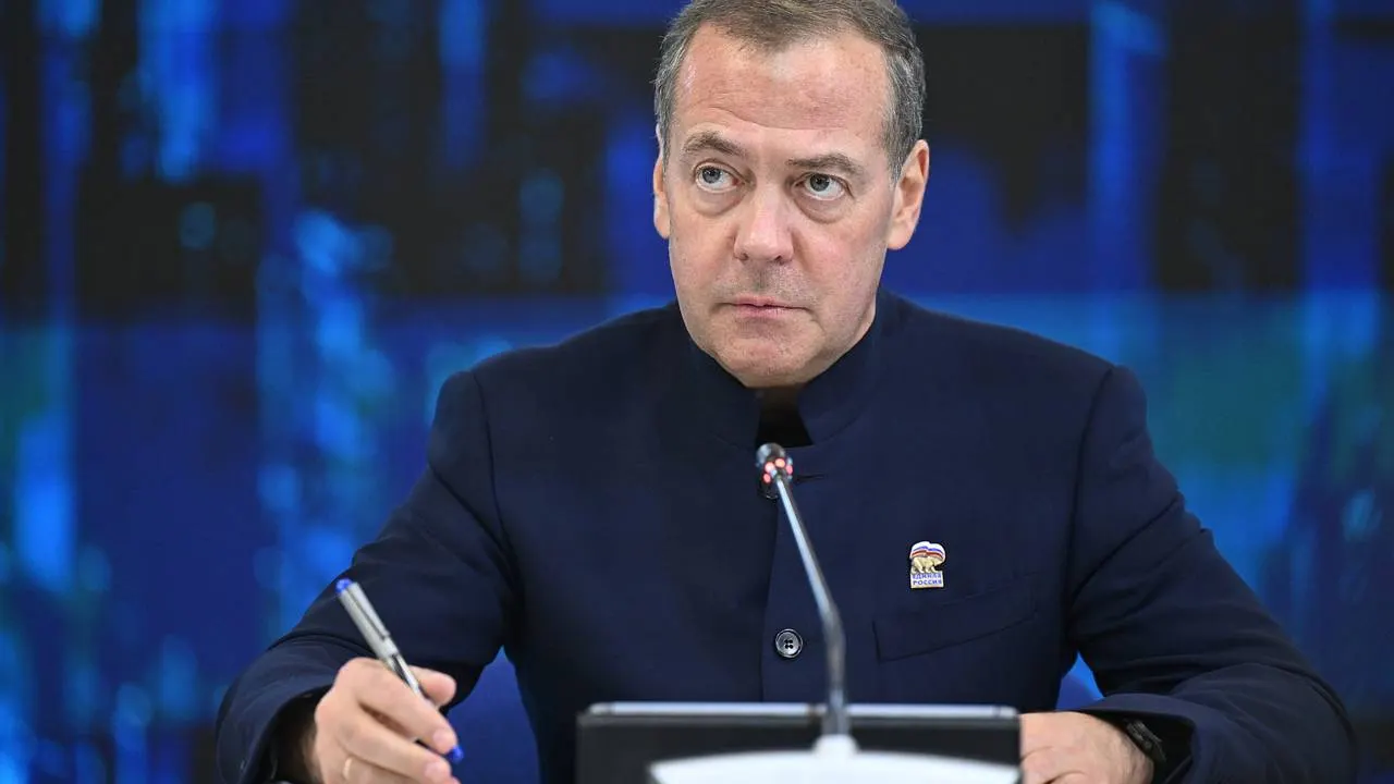 Медведев предложил перейти к полному изъятию западных активов