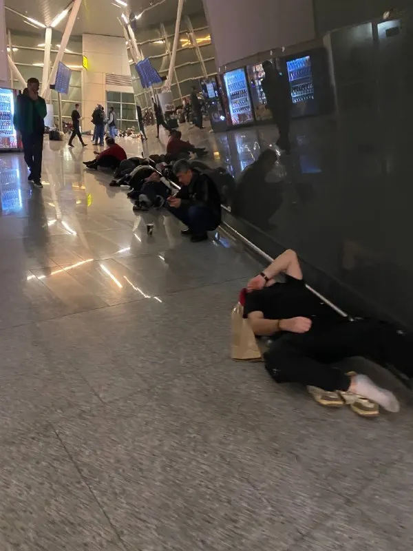Пассажиры трёх аэропортов Москвы вторые сутки не могут улететь из-за атак дронов