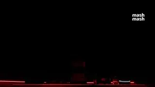 Tesla Roadster прыгает через машины
